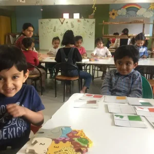 ahmedabad-montessori-school-kids-in-classroom-sensorial-work