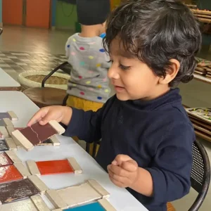 ams-child-matching-color-tablets-sensorial-education-work